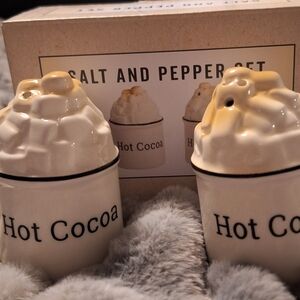Cracker Barrel Cream Salt and Pepper Set